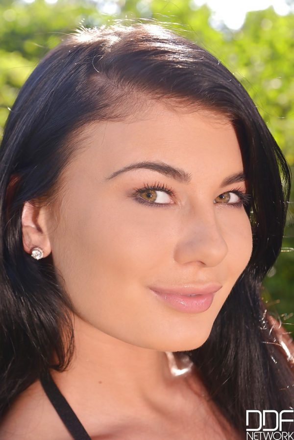 PHOTO | 00 37 600x899 - Lucy Li Outdoor