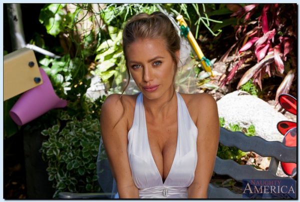 PHOTO | 04 141 600x404 - Nicole Aniston In Stockings