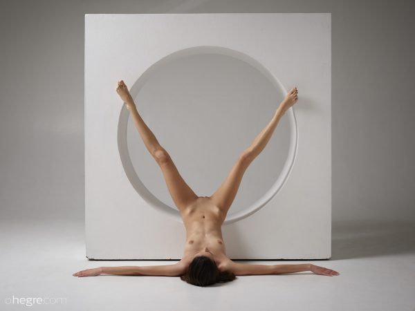 PHOTO | 09 15 600x450 - Bald Pussy Cristin: Designer Nudes