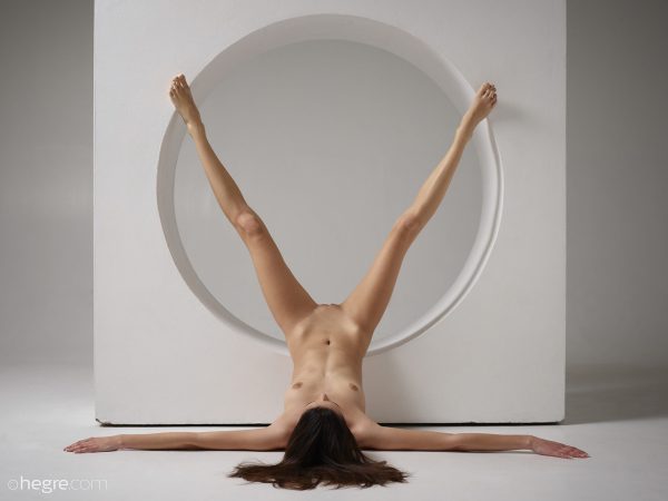 PHOTO | 10 15 600x450 - Bald Pussy Cristin: Designer Nudes