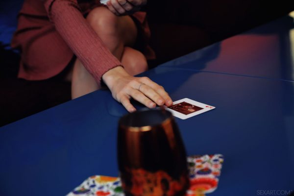 PHOTO | 00 33 600x400 - Card Shark