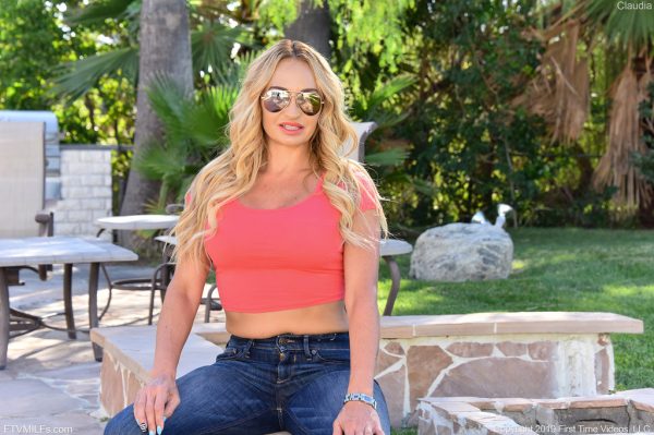 PHOTO | 00 339 600x399 - Claudia Valentine