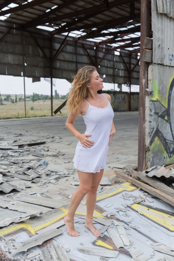 PHOTO | 01 229 600x900 - Semi Busty