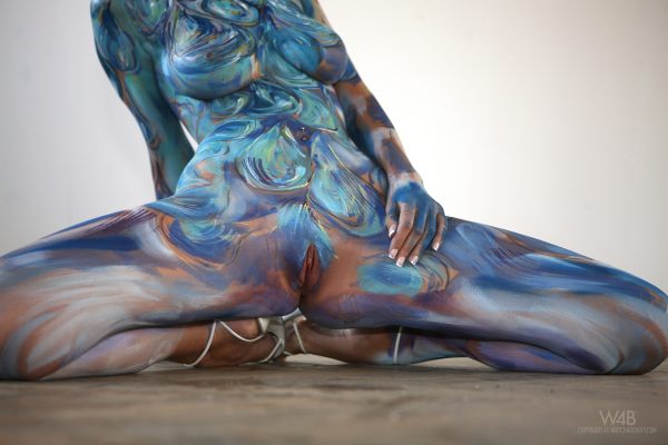 PHOTO | 06 113 600x400 - Busty Lizzie Ryan in Body Paint