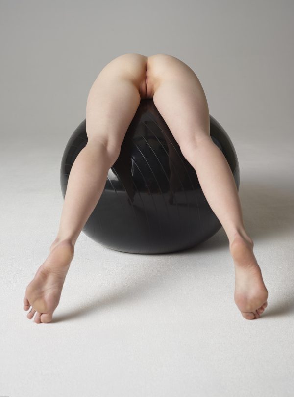 PHOTO | 10 281 600x809 - Sexy Emily Bloom Black Ball Game