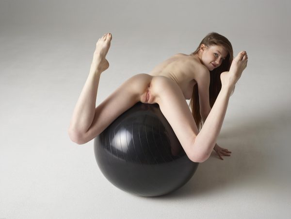 PHOTO | 14 275 600x451 - Sexy Emily Bloom Black Ball Game