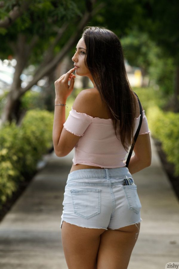 PHOTO | 3 1 600x900 - Lilo Mai Dolphin Bodies Zishy