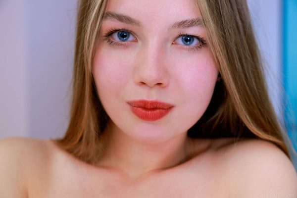 PHOTO | 08 71 600x400 - Looking super sexy in a sheer blouse and denims