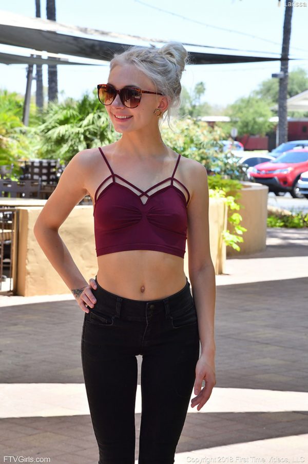 PHOTO | Larissa 00 600x902 - Larissa In Long Sexy Legs