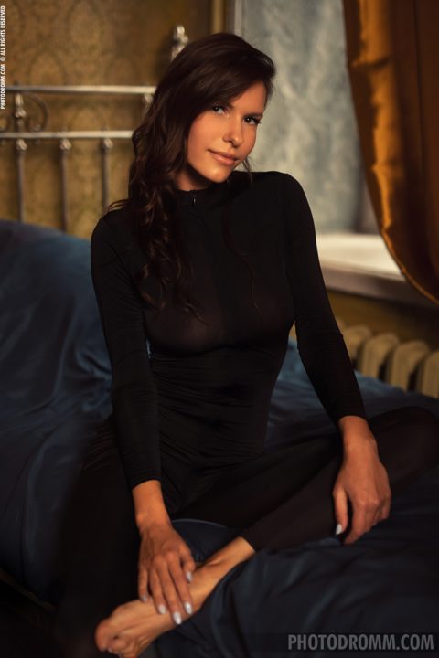 PHOTO | 00 48 480x720 - Busty Suzanna A in the Boudoir