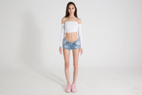 PHOTO | 00 35 600x400 - Leona Mia - Young Babe Casting