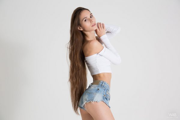 PHOTO | 03 27 600x400 - Leona Mia - Young Babe Casting