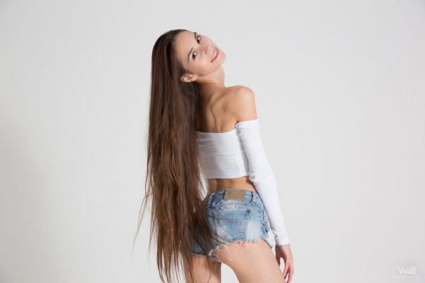 PHOTO | 04 27 600x400 - Leona Mia - Young Babe Casting