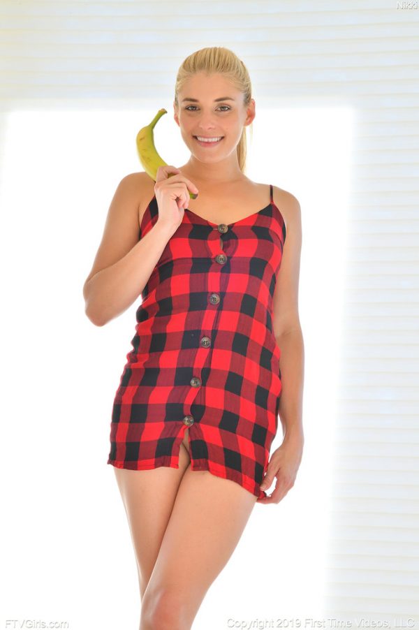 PHOTO | Nikki Red Hot Toy Play PHOTO | 05 18 600x902 - Nikki Red Hot Toy Play