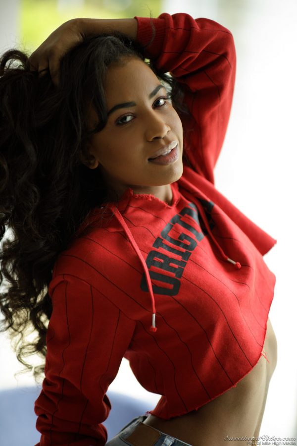 PHOTO | 00 137 600x900 - Famous Black Babe Demi Sutra Striptease