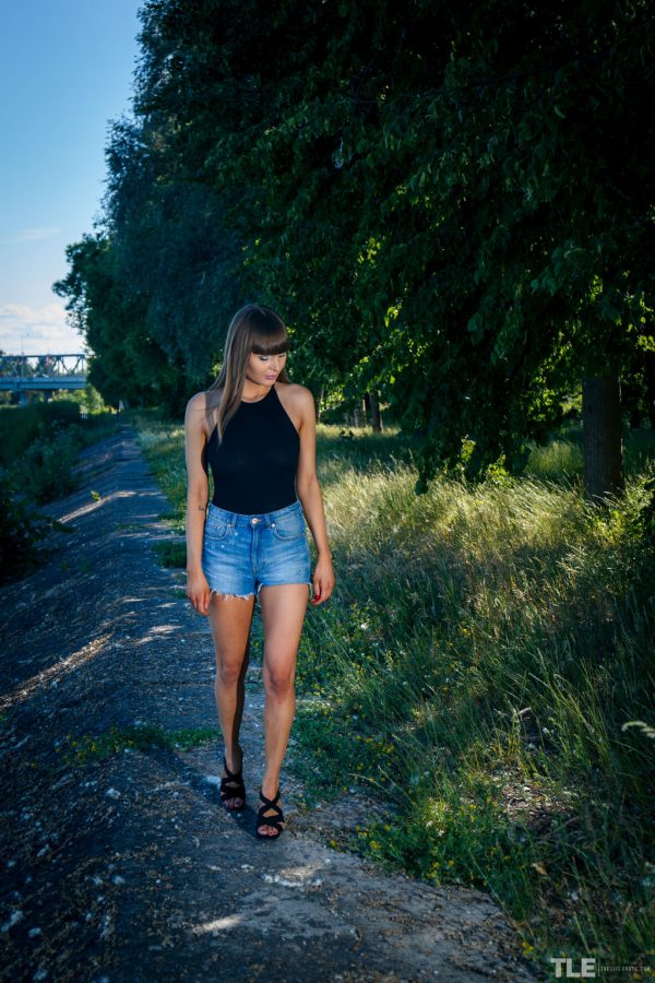 PHOTO | 00 66 600x900 - Natalie Russ