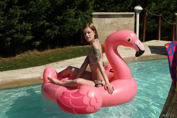 PHOTO | 01 175 600x400 - Poolside Peepshow