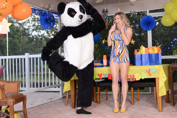 PHOTO | 04 51 600x400 - Mascot Fucking MILF